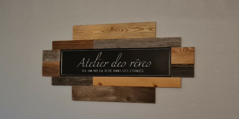 Création et installation d'une décoration murale avec du bois de récupération
